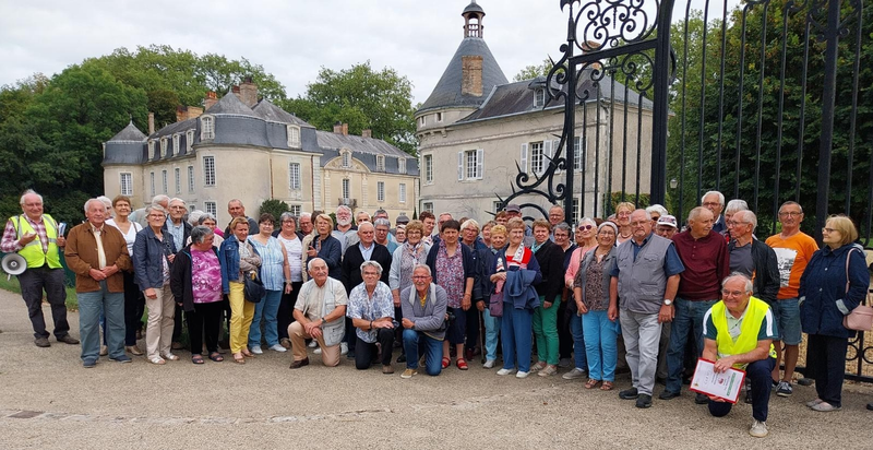16-Groupe devant le château de Malicorne sur Sarthe