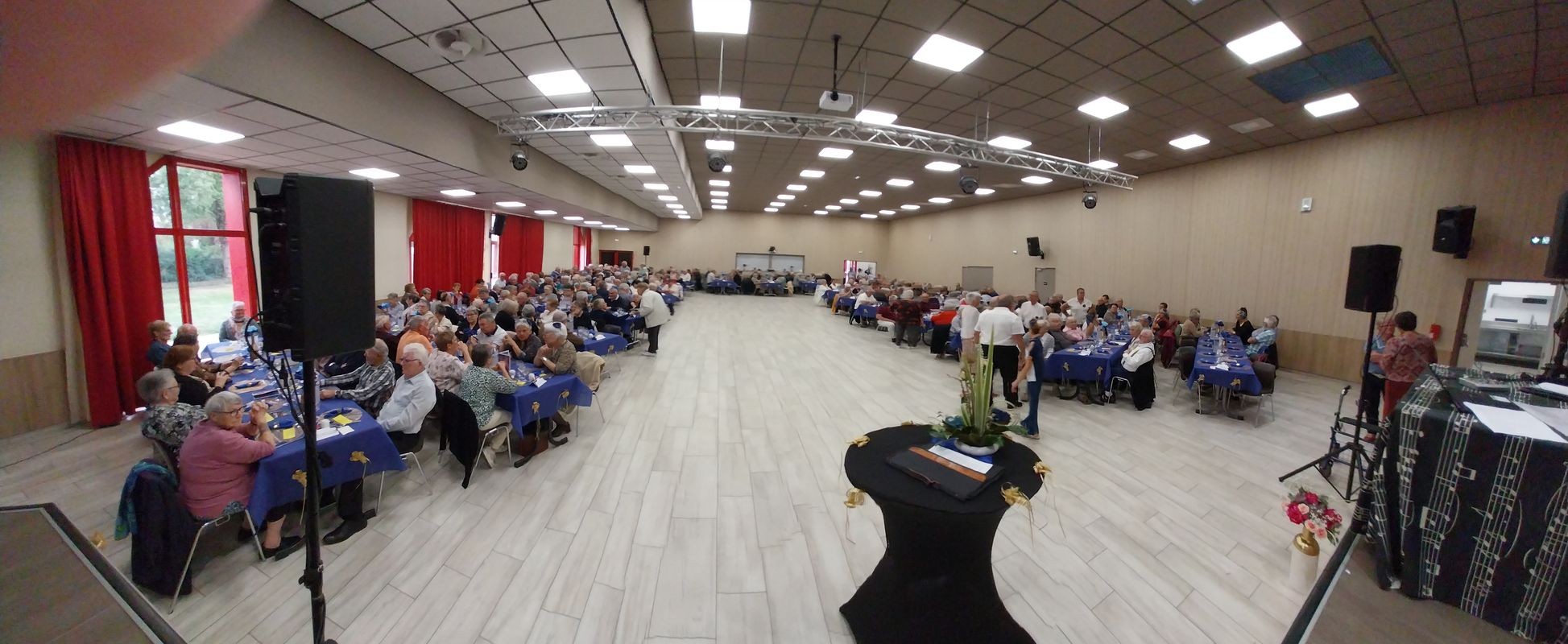 VUE PANORAMIQUE DE LA SALLE 295 PERSONNES