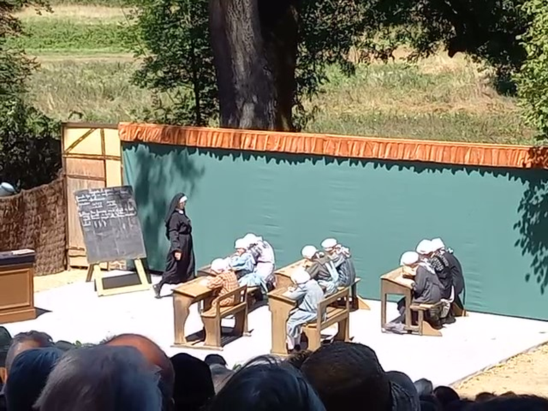 Les enfants sont partie intégrante du spectacle dans plusieurs scènes comme ici à l'école.