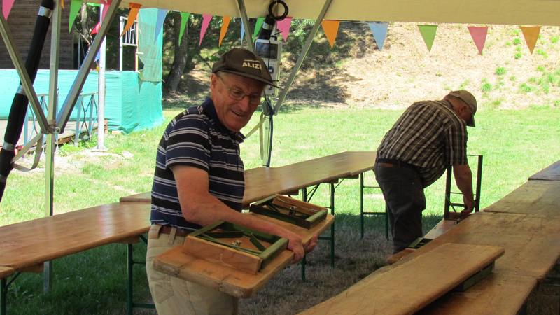 Les tables, les bancs, ...