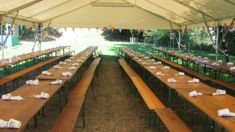 Tables et couverts sont dressés.