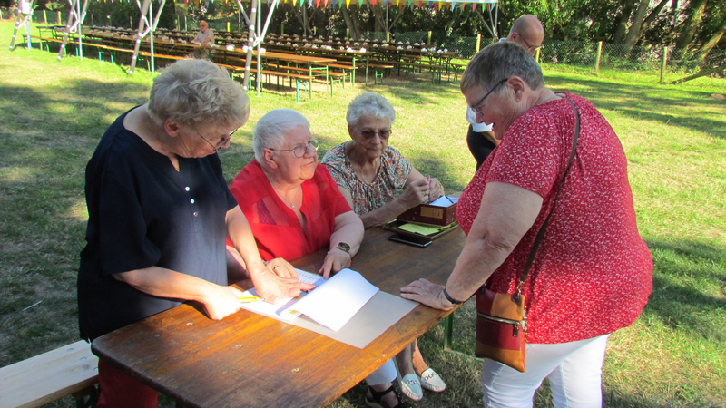 La première participante s'enregistre auprès de nos hôtesses d'accueil