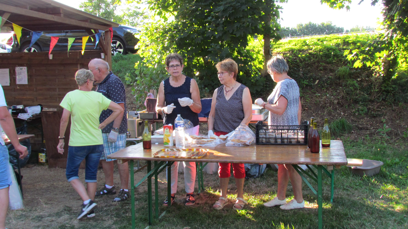 Le service est prêt pour la distribution des moules et des frites