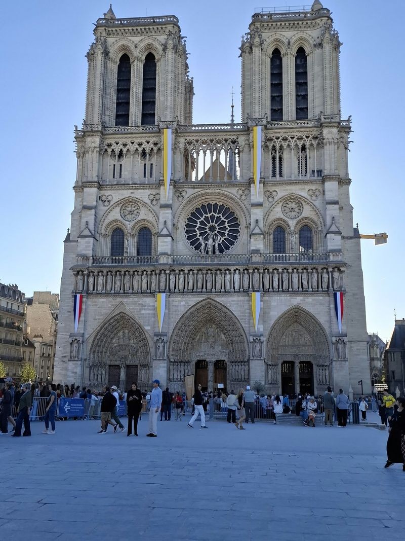PARVIS DE NOTRE DAME DE PARIS 