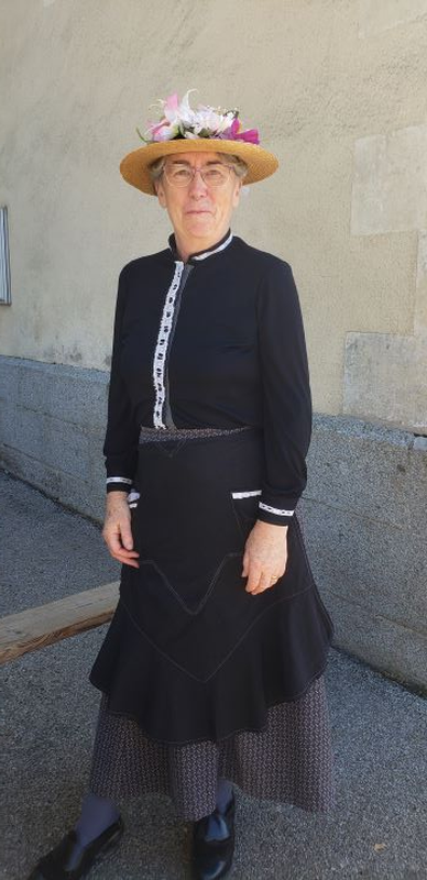 Costume d'une figurante photographiée avant le spectacle. (photo de Claudine Ménager)