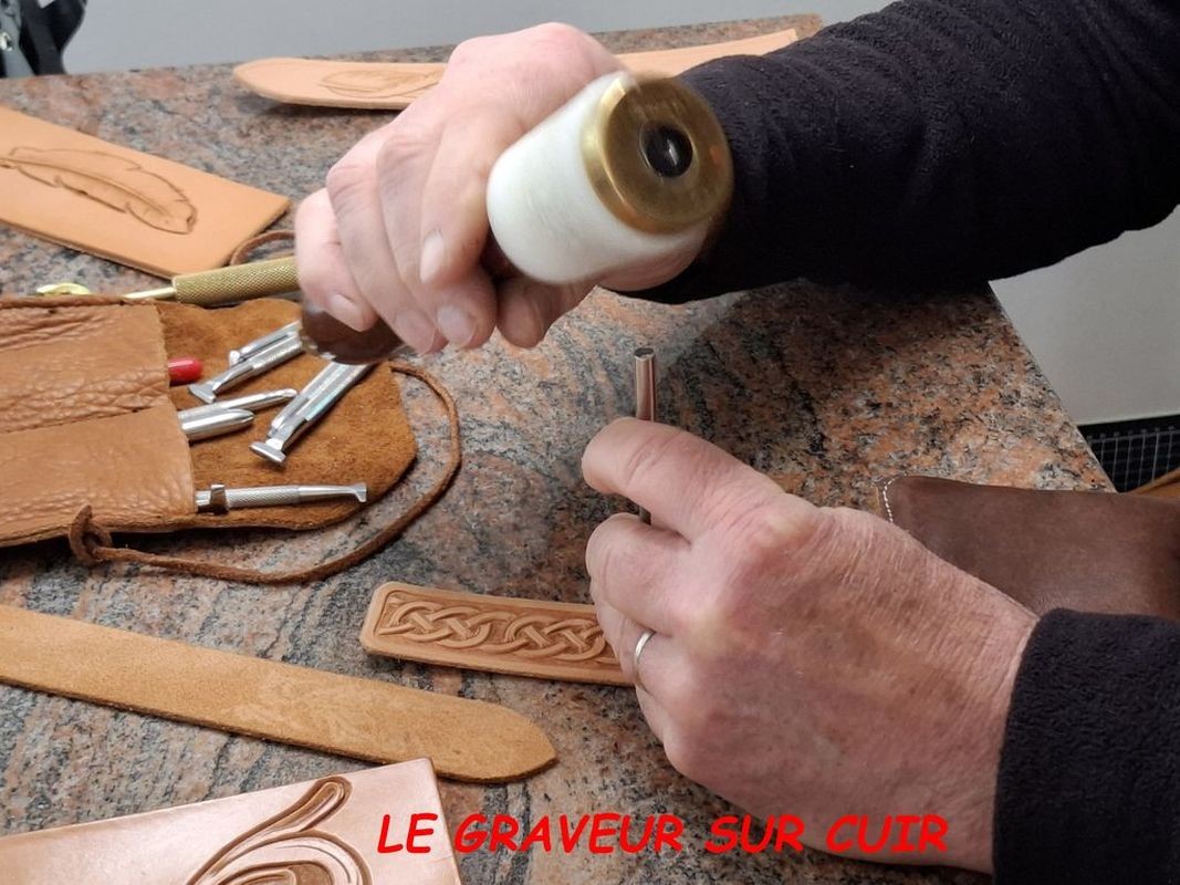 Le graveur sur cuir  