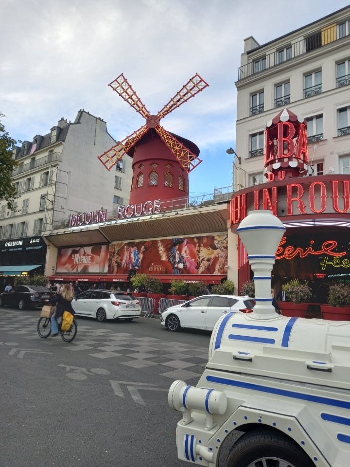 LE MOULIN ROUGE ET NOTRE PETIT TRAIN
